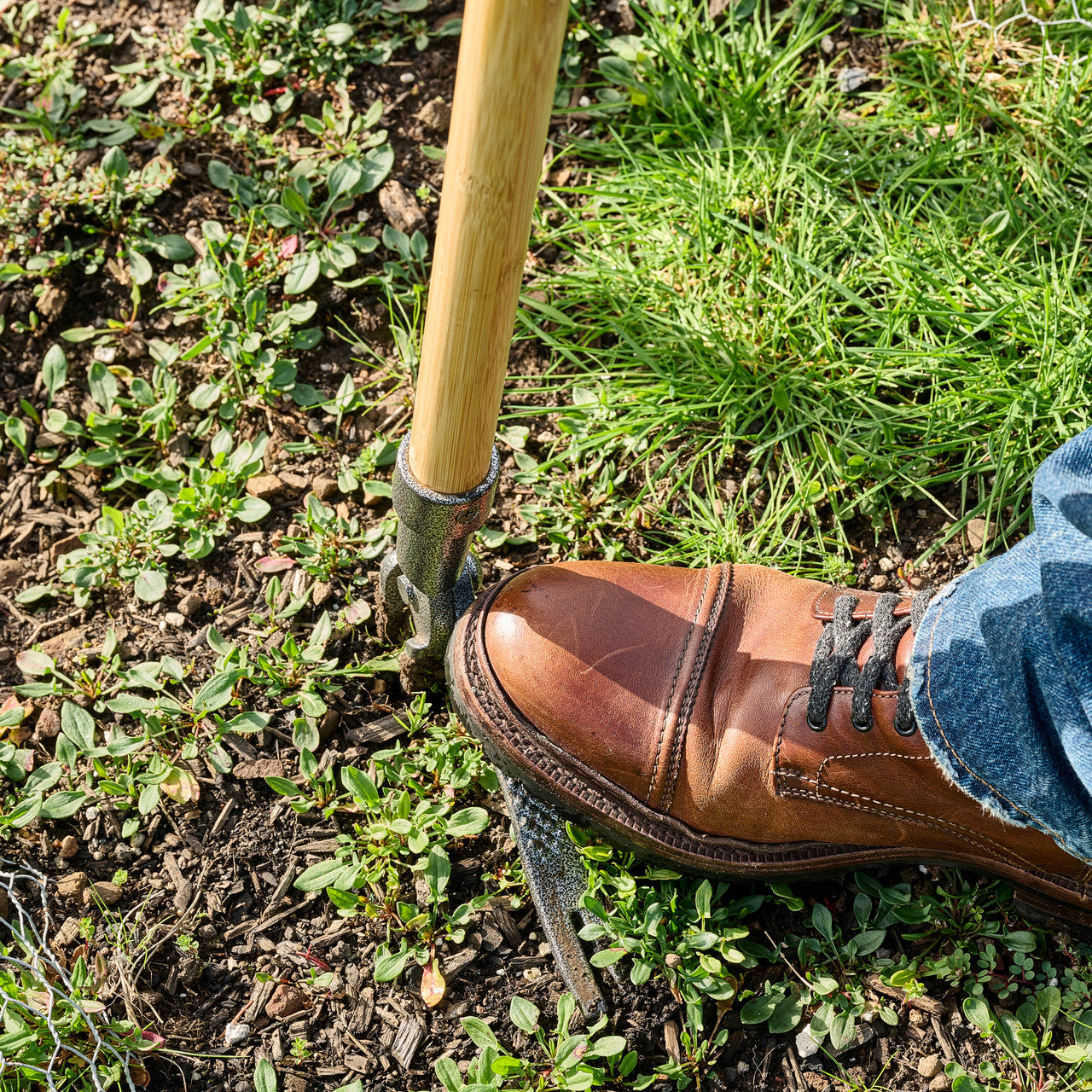 Herramienta quitamalezas de pie con mango largo de madera natural para cuidar la espalda