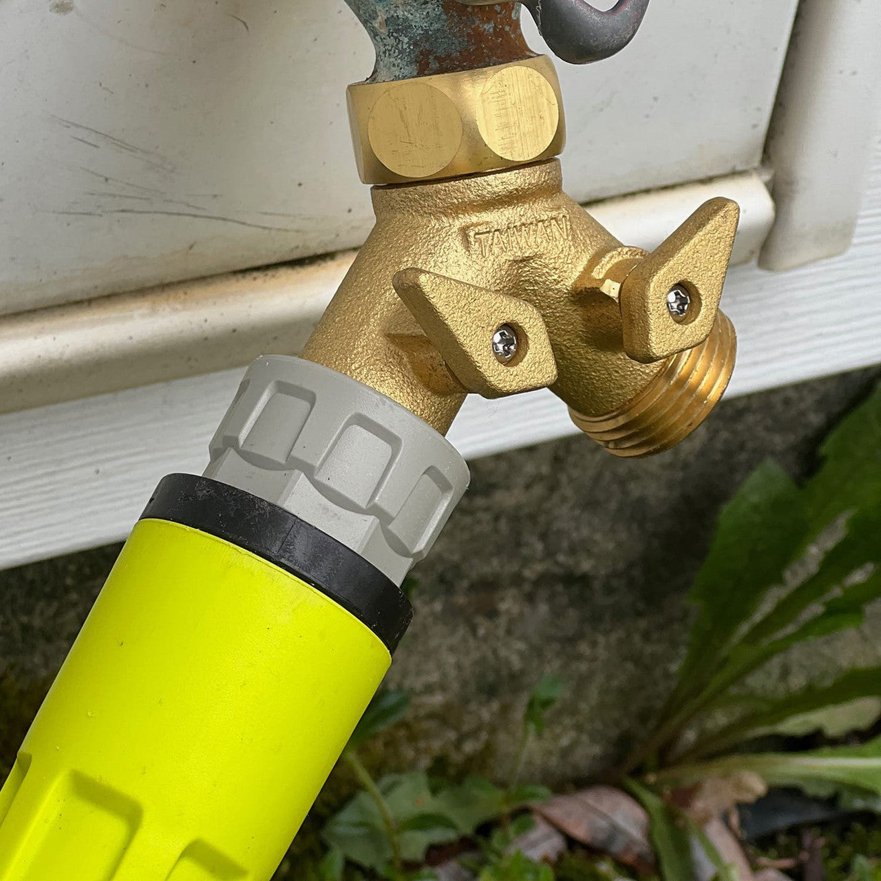 Conector Adaptador Múltiple de Latón Macizo de 2 Vías para Manguera de Jardín