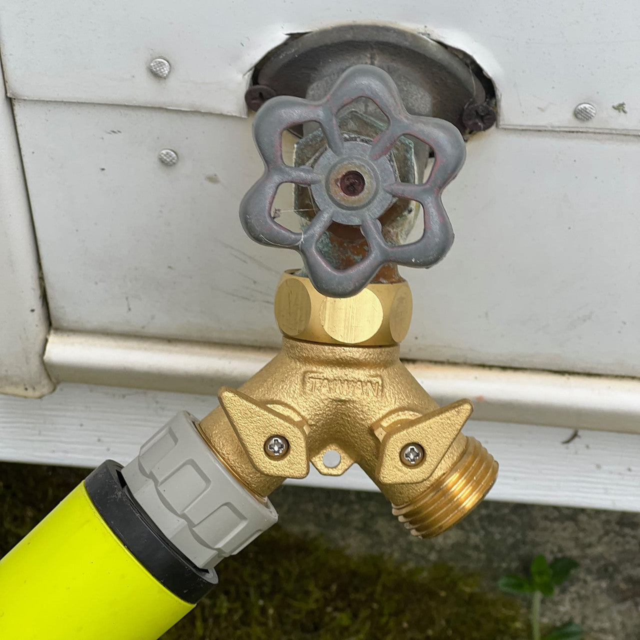 Conector Adaptador Múltiple de Latón Macizo de 2 Vías para Manguera de Jardín