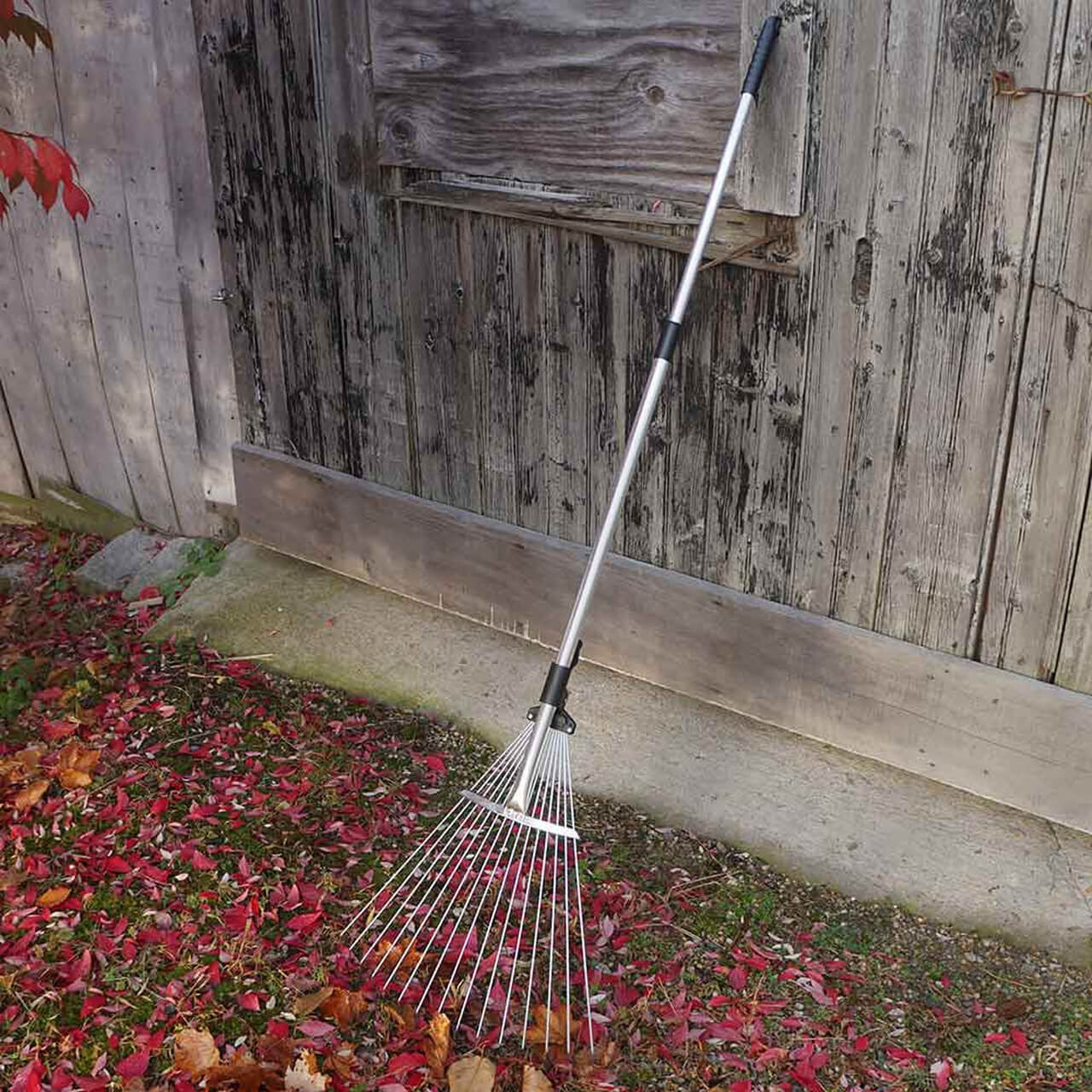 Rastrillo de jardín y hojas plegable con mango extensible