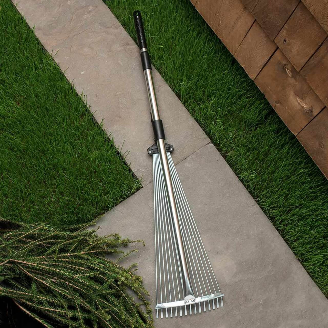 Rastrillo de jardín y hojas plegable con mango extensible