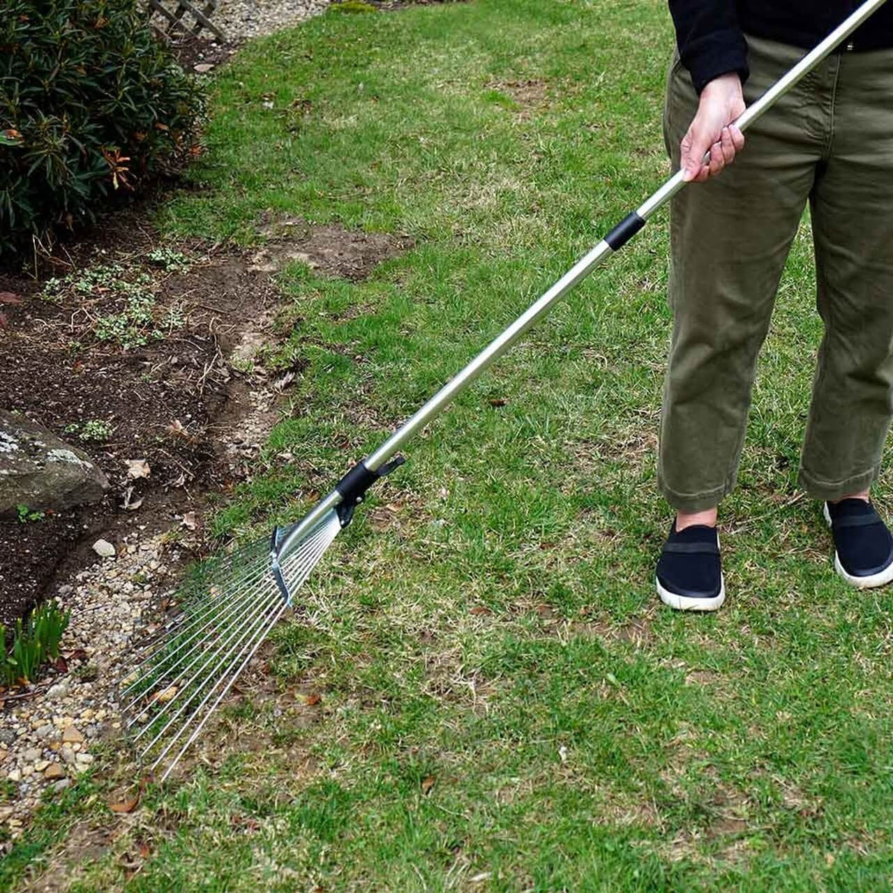 Rastrillo de jardín y hojas plegable con mango extensible