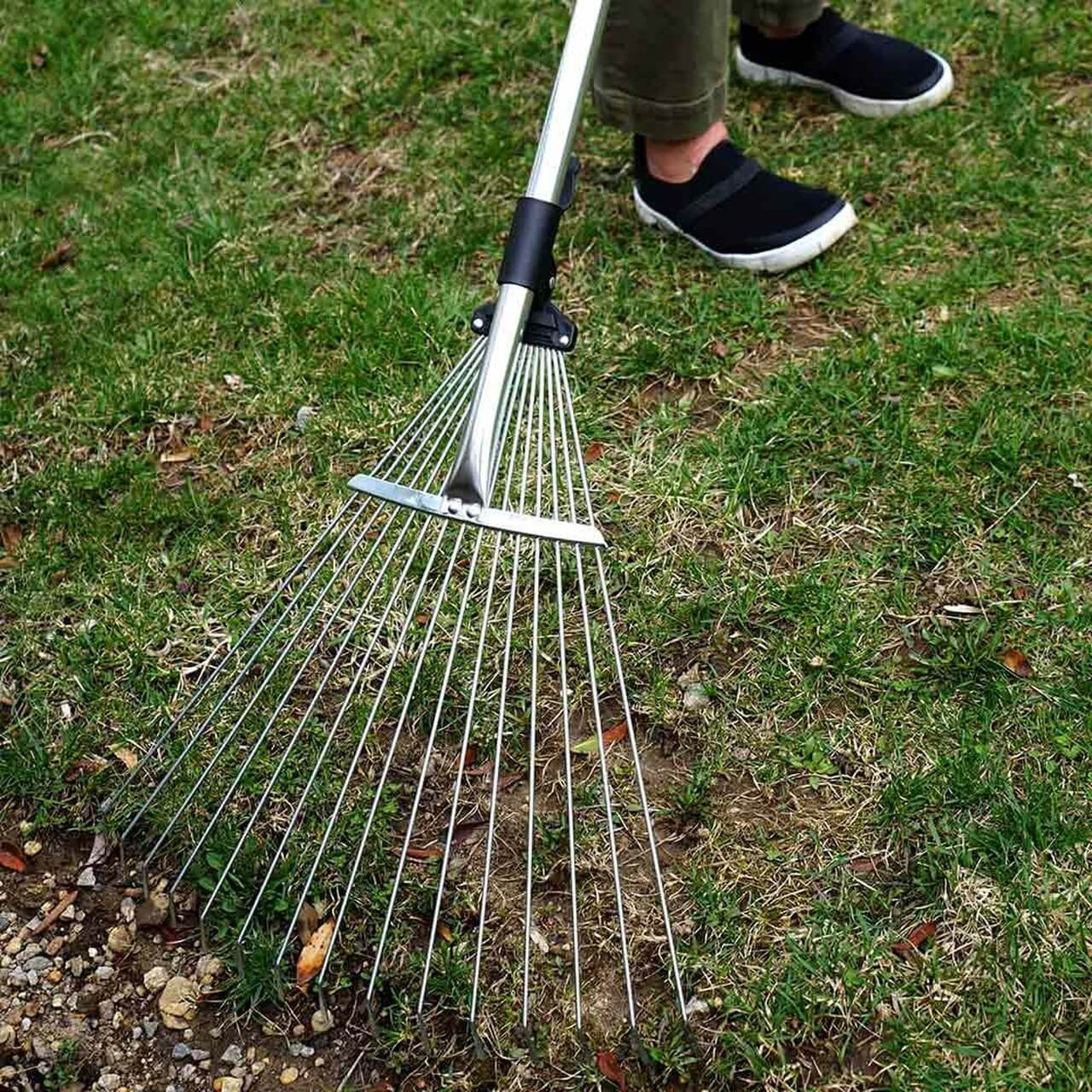 Rastrillo de jardín y hojas plegable con mango extensible