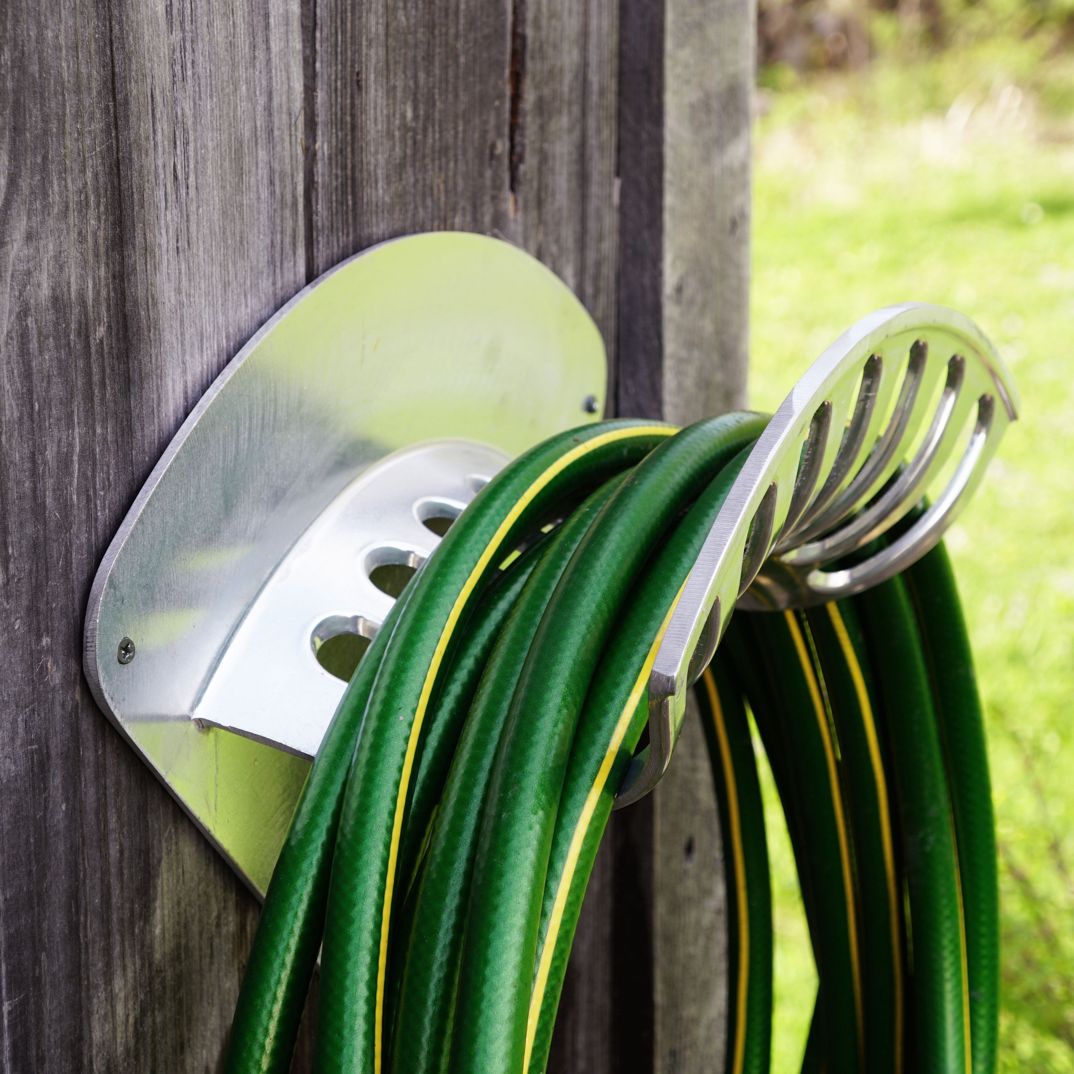 Soporte de manguera de jardín de aluminio fundido para montar en la pared, 40,6 cm de ancho