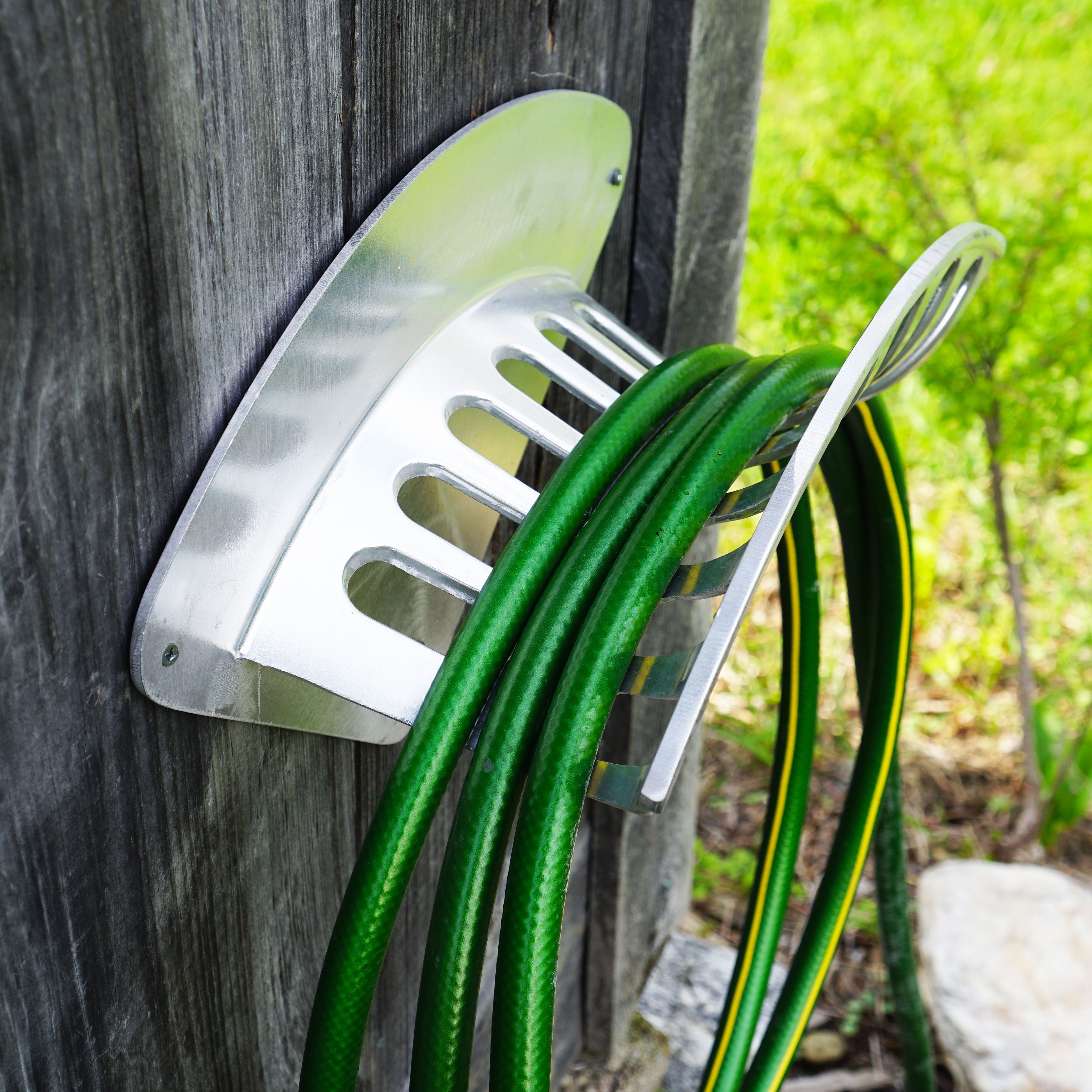 Soporte de manguera de jardín de aluminio fundido para montar en la pared, 40,6 cm de ancho