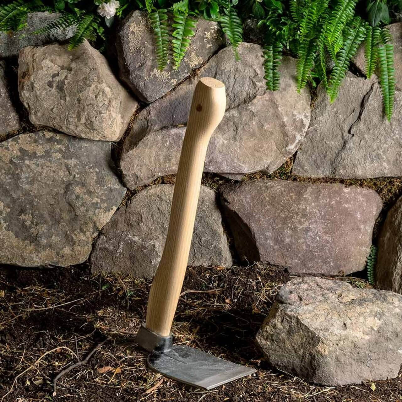 Azada de media luna de mango corto para bancales elevados y áreas de jardín pequeñas