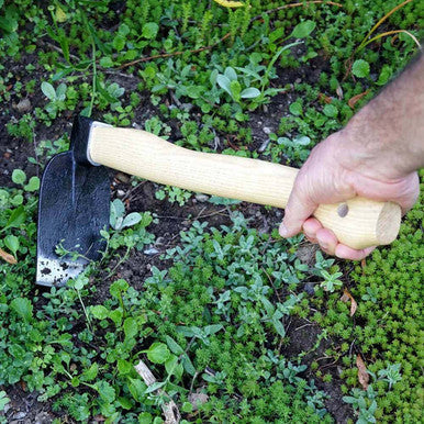 Azada de media luna de mango corto para bancales elevados y áreas de jardín pequeñas