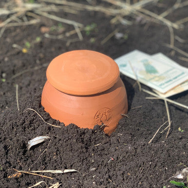 Hidratador de plantas de terracota mediano en forma de lágrima