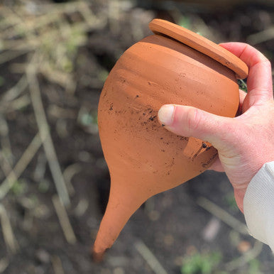 Hidratador de plantas de terracota mediano en forma de lágrima